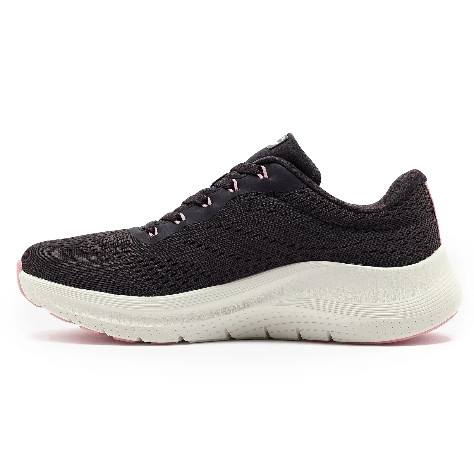 Tênis casual feminino Skechers preto com detalhes em rosa exibindo conforto e estilo
